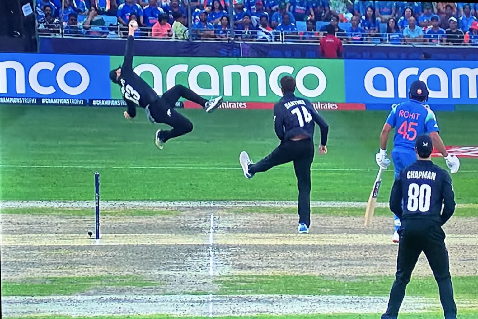 Watch Glenn Phillips takes a one-handed stunner in IND vs NZ Final